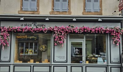 Réalisation florale Fleurs et Sens pour la devanture de la boulangerie Le Délice Ruessien au Puy-en-Velay
