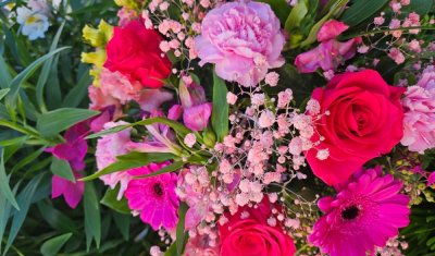 Composition florale naturelle sur mesure pour Octobre rose au Puy-en-Velay